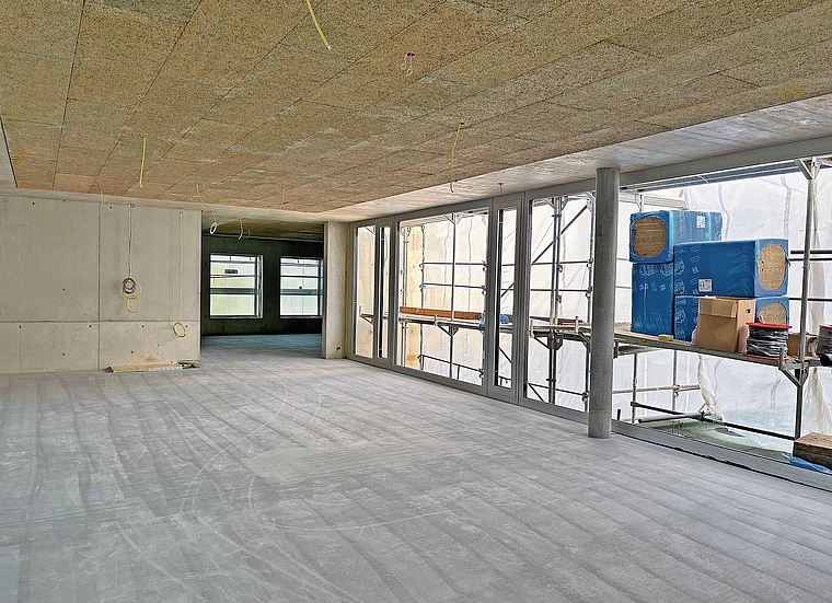 Der Rohbau des neuen Oberstufenschulhauses Farbweg (links) und die künftige Dreifachturnhalle (rechts): Bei beiden Kölliker Grossprojekten verlagern sich die Arbeiten zunehmend in den Innenausbau. Bilder: ZVG