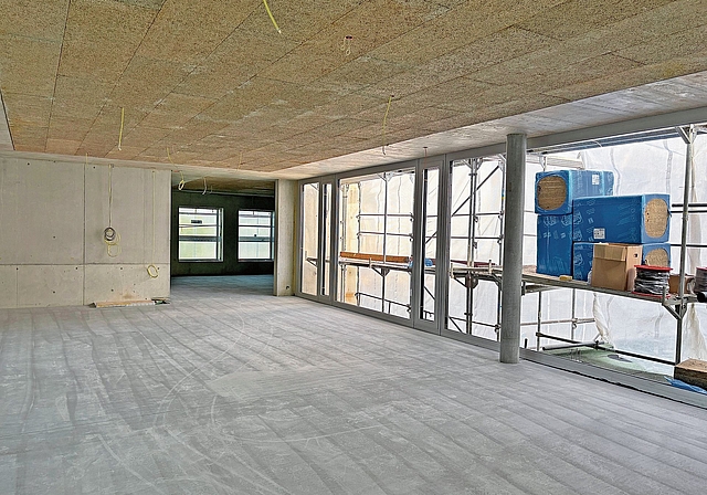 Der Rohbau des neuen Oberstufenschulhauses Farbweg (links) und die künftige Dreifachturnhalle (rechts): Bei beiden Kölliker Grossprojekten verlagern sich die Arbeiten zunehmend in den Innenausbau. Bilder: ZVG