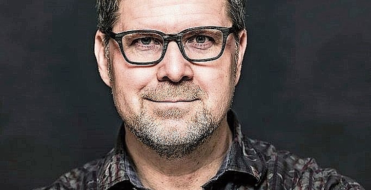 Der Berliner Schriftsteller, Künstler und Theologe Fabian Vogt bringt in Schöftland das Leben des Liederdichters Paul Gerhardt auf die Bühne.Bild: ZVG
