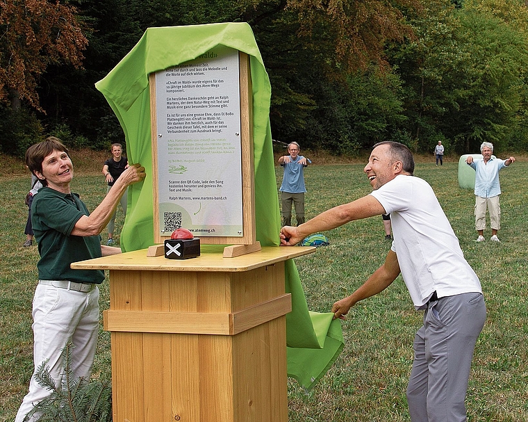 Lisbeth Bloch und DJ Bobo enthüllen gemeinsam die Tafel zum Jubiläum des Atem-Wegs.Bild: Regina Lüthi