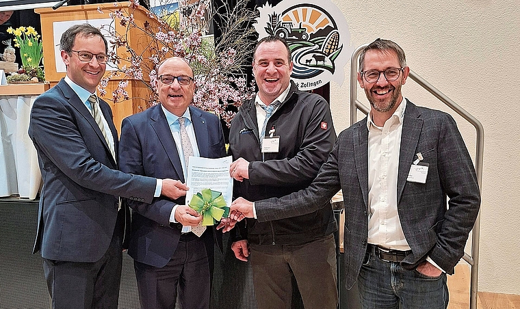 Übergabe der Resolution an den Regierungsrat (von links): BVA-Präsident Christoph Hagenbuch, Regierungsrat Markus Dieth, Vorstandsmitglied Patrik Huber und Geschäftsführer Ralf Bucher.Bild: ZVG