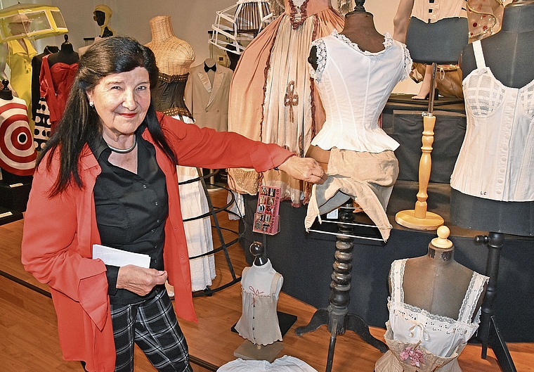 Martha Wieland: Die gelernte Innendekorateurin mit textiler Ausbildung zeigt, was Frauen vor 200 Jahren auf dem Leib trugen.Bild: awe