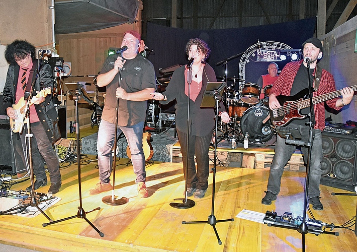 Stammgäste auf dem Striegel: Die Partyband «NoName» sorgte am Freitagabend für Stimmung im Safenwiler «Kuhstall».Bilder: Alfred Weigel