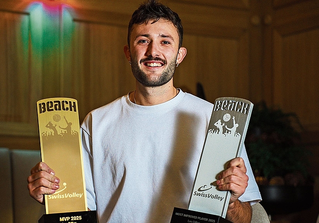 Doppelt ausgezeichnet: Der Aarauer Beachvolleyballer Leo Dillier mit den Trophäen als «Most Valuable Player» und «Most Improved Player» der Saison 2026. Bild: Nicolas Moor