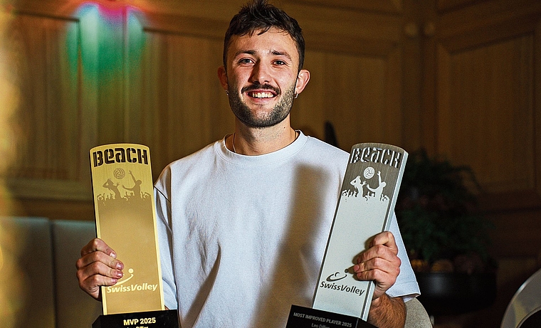 Doppelt ausgezeichnet: Der Aarauer Beachvolleyballer Leo Dillier mit den Trophäen als «Most Valuable Player» und «Most Improved Player» der Saison 2026. Bild: Nicolas Moor