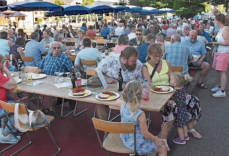Die Gäste genossen Zanderfilets und Chicken-Nuggets, freie Plätze waren rar zur Nachtessenszeit.Bilder: Alfred Weigel Die Gäste genossen Zanderfilets und Chicken-Nuggets, freie Plätze waren rar zur Nachtessenszeit.Bilder: Alfred Weigel
