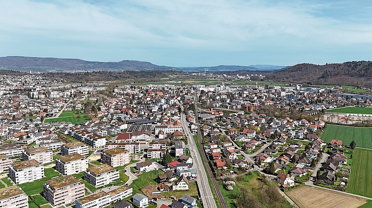 Oberentfelden plant 2027 Investitionen von knapp 9 Millionen Franken. Gleichzeitig bleibt die finanzielle Lage angespannt – ohne einen einmaligen Buchgewinn würde ein Defizit von rund 1,1 Millionen Franken resultieren.Bild: TIZ