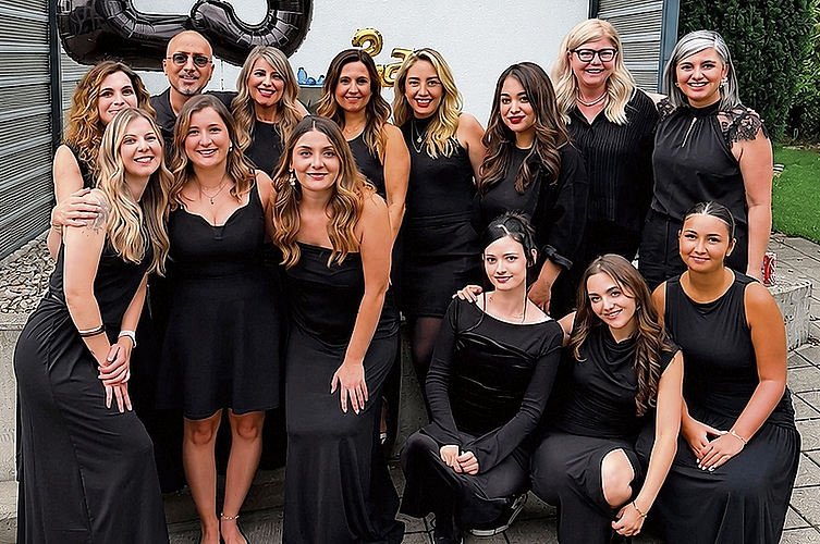 Ein starkes Team hinter 25 Jahren Erfolg: Pino Costanzo feiert das Jubiläum von 5000hair gemeinsam mit seinen Mitarbeiterinnen. Bilder: zvg Ein starkes Team hinter 25 Jahren Erfolg: Pino Costanzo feiert das Jubiläum von 5000hair gemeinsam mit seinen Mitarbeiterinnen. Bilder: zvg