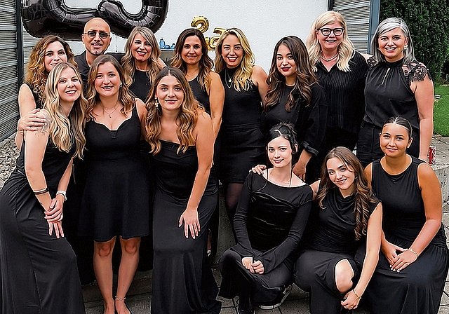Ein starkes Team hinter 25 Jahren Erfolg: Pino Costanzo feiert das Jubiläum von 5000hair gemeinsam mit seinen Mitarbeiterinnen. 	Bilder: zvg