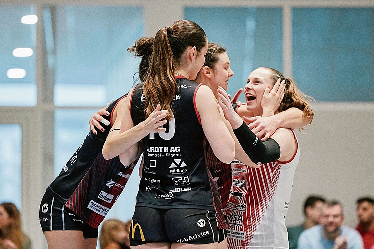 Furioser Auftritt ohne Nervosität: Die NLB-Frauen des BTV Aarau Volleyball gewinnen gegen ein NLA-Team und stehen sensationell im Schweizer Cupfinal.Bild: Valentin Hehli