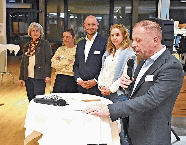 Gemeindeammann Alfred Steiner (rechts) begrüsst gemeinsam mit seinen Gemeinderatskolleginnen und -kollegen die anwesenden Vertreterinnen und Vertreter des lokalen Gewerbes. 