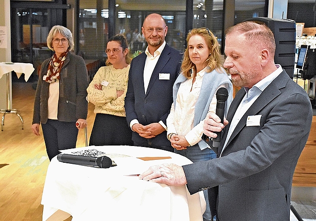 Gemeindeammann Alfred Steiner (rechts) begrüsst gemeinsam mit seinen Gemeinderatskolleginnen und -kollegen die anwesenden Vertreterinnen und Vertreter des lokalen Gewerbes. 