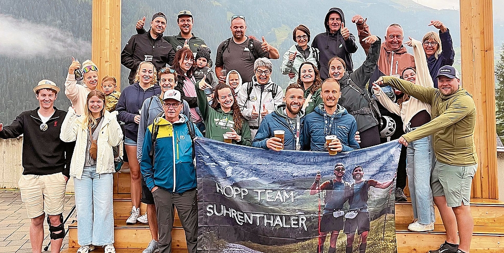 Von Freunden und Supportteam umrahmt freuen sich Lukas Morgenthaler und Fabian Hauri (vorne rechts) über ihren grandiosen Erfolg im Eiger Ultratrail. Von Freunden und Supportteam umrahmt freuen sich Lukas Morgenthaler und Fabian Hauri (vorne rechts) über ihren grandiosen Erfolg im Eiger Ultratrail.