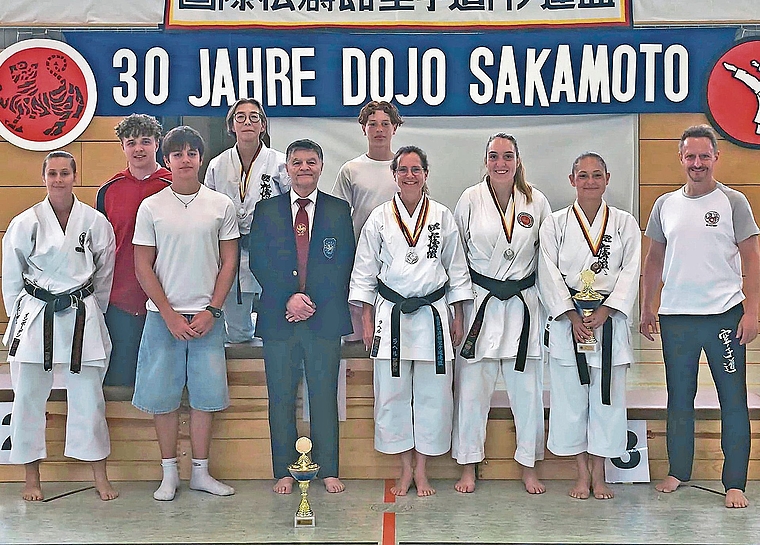 Die Aarauer Delegation mit (von links) Maria Imboden, Robin Kölbl, Lukas Künzli, Racca Kae, Antonio Racca, Samuel Künzli, Rahel Fischer, Caroline Voutyras, Jessica Hüssy und Michael Kölbl.Bild: zvg