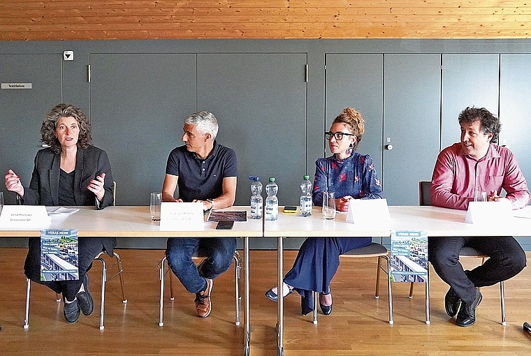 Sie vertreten die Gegnerschaft des Strassenprojekts VERAS (von links): Lelia Hunziker, Gian von Planta, Irène Kählin und Yves Gärtner.Bild: ZVG