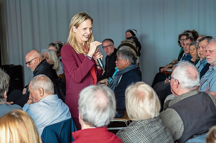 Luzia Tschirky beantwortet im Anschluss an ihren Vortrag «Live aus der Ukraine» in der Aula der Bezirksschule Unterkulm Fragen aus dem Publikum.Bild: Patrick Tepper/Dorfheftli