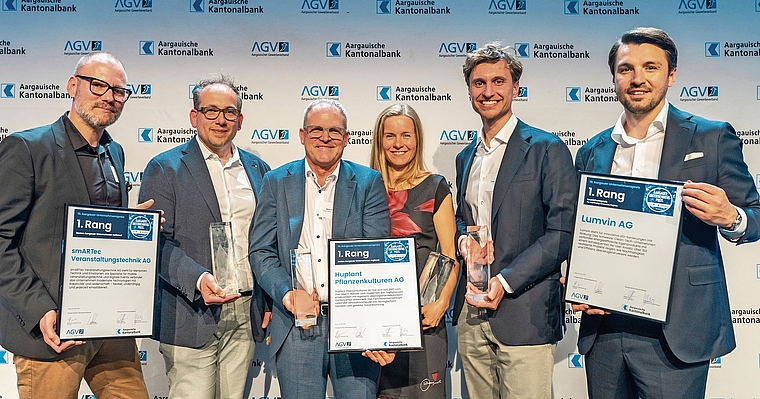 Die Siegerunternehmen des Aargauer Unternehmenspreises 2026 (von links): Beat Schmid und Marc Probst, smARTec AG (Bestes Aargauer Unternehmen national), Adrian und Yvonne Huber, Huplant Pflanzenkulturen AG (Bestes Aargauer Unternehmen regional und Pu