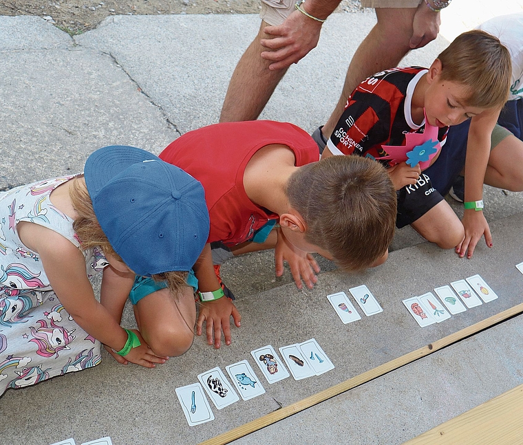 Beim Jugendfest in Densbüren standen Geschicklichkeit, Kreativität und Zusammensein im Mittelpunkt. Das Spiel ohne Grenzen lockte Kinder, Eltern und Grosseltern auf das Schulgelände. Bilder: WPO