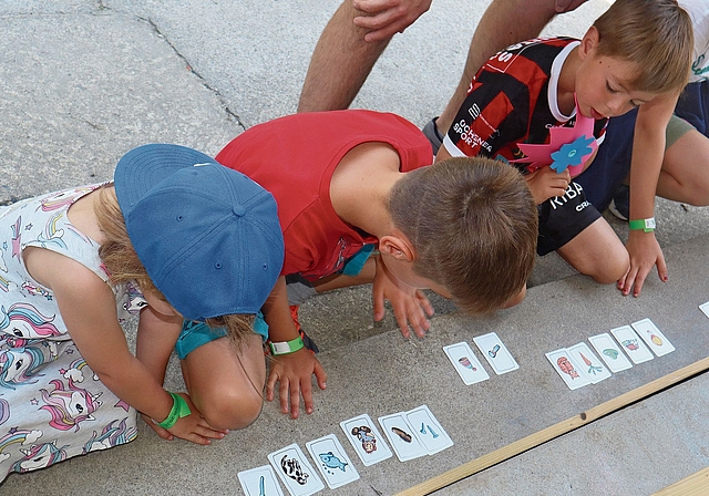 Beim Jugendfest in Densbüren standen Geschicklichkeit, Kreativität und Zusammensein im Mittelpunkt. Das Spiel ohne Grenzen lockte Kinder, Eltern und Grosseltern auf das Schulgelände. Bilder: WPO