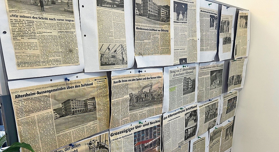 Alte Zeitungsausschnitte brachten die Entwicklung des Alterszentrums näher.Bild: ZVG