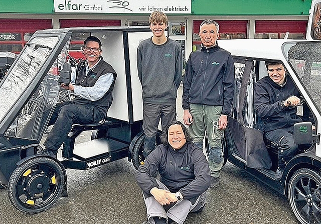 Das elfar-Team (von links): Geschäftsführer Jonas Moser (sitzend in einem Vok-Bike), Luca Hollenstein (stehend, Lernender), Eder Infanzon (sitzend, Lernender), Husain Afzali (stehend) und Tim Pufahl (sitzend in einem Karbikes-Bike).Bild: KF