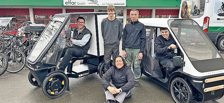 Das elfar-Team (von links): Geschäftsführer Jonas Moser (sitzend in einem Vok-Bike), Luca Hollenstein (stehend, Lernender), Eder Infanzon (sitzend, Lernender), Husain Afzali (stehend) und Tim Pufahl (sitzend in einem Karbikes-Bike).Bild: KF