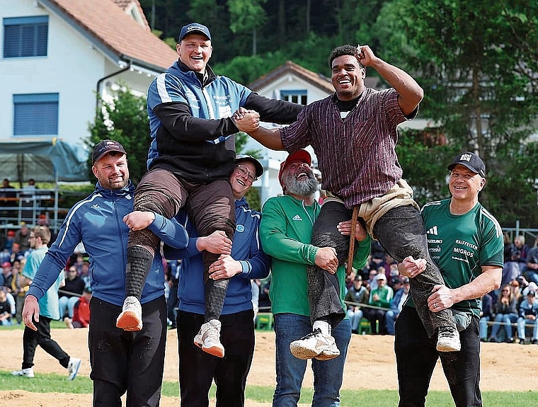 Co-Sieger in Oberdorf: Nick Alpiger (links) und Sinisha Lüscher gratulieren sich gegenseitig zum Festsieg.Bild: Pascale Alpiger