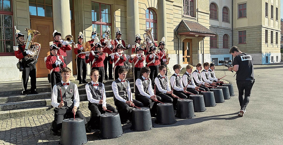 Dreharbeiten beim Zelglischulhaus für das Projekt «Viva la Vida».Bilder: Sarah Moll Dreharbeiten beim Zelglischulhaus für das Projekt «Viva la Vida».Bilder: Sarah Moll