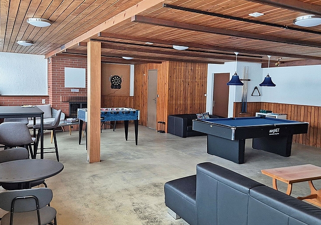 Blick in den neuen Jugendtreff Leerau im Alten Schützenhaus: Der Treffpunkt bietet unter anderem Sofas, einen Billardtisch und einen Töggelikasten.Bild: ZVG