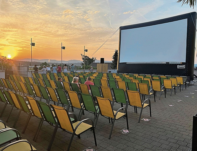 Rund eine halbe Stunde vor Filmbeginn findet das Spektakel nicht auf der Leinwand, sondern am Abendhimmel statt.Bilder: agu