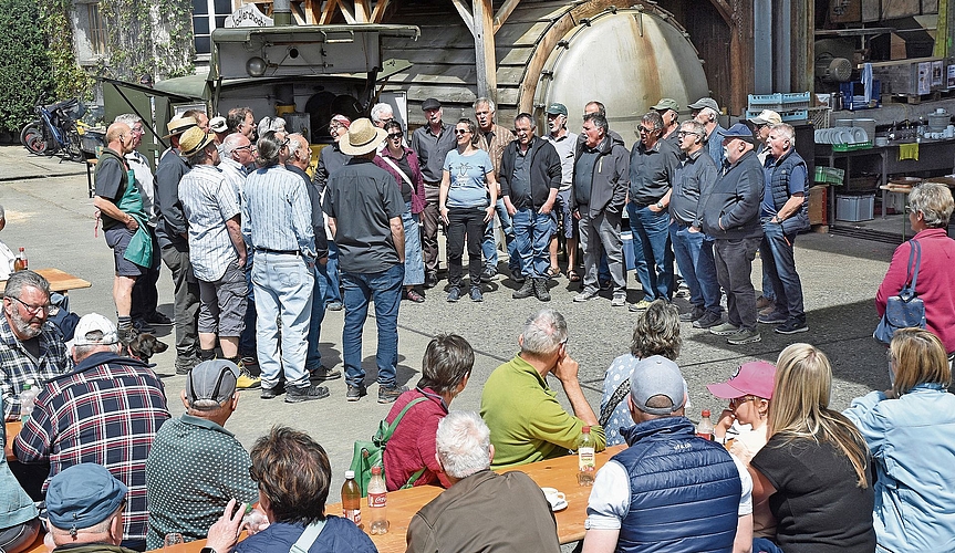 Gemeinsames Singen erfreute alle Teilnehmenden nach der Rückkehr zum Ausgangspunkt in der Sagerei Koller.Bild: Alfred Weigel