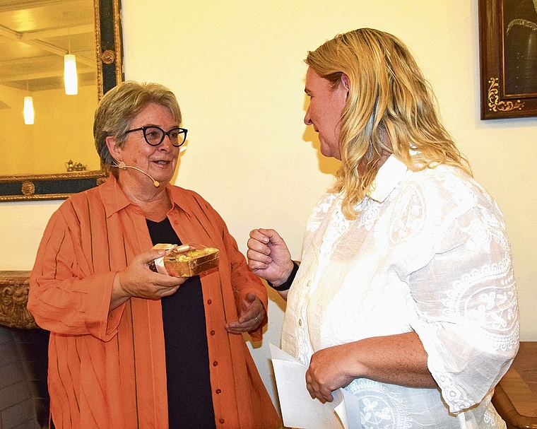 Evi Freiburghaus (rechts) überreichte der Buchautorin Blanca Imboden im Namen von Pro Schöftland ein Andenken an den von May-Saal.Bild: Frieda Steffen