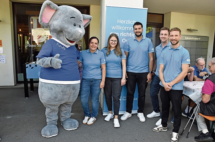 Das junge Team der AKB am Bahnhof Suhr (von links): Temporärmitarbeiter «KABI», Fatime Gashi, Corinne Widmer, Niederlassungsleiter Shkelzen Velija, Alex Bolliger und Michael Wirth. Bilder: AWE Das junge Team der AKB am Bahnhof Suhr (von links): Temporärmitarbeiter «KABI», Fatime Gashi, Corinne Widmer, Niederlassungsleiter Shkelzen Velija, Alex Bolliger und Michael Wirth. Bilder: AWE