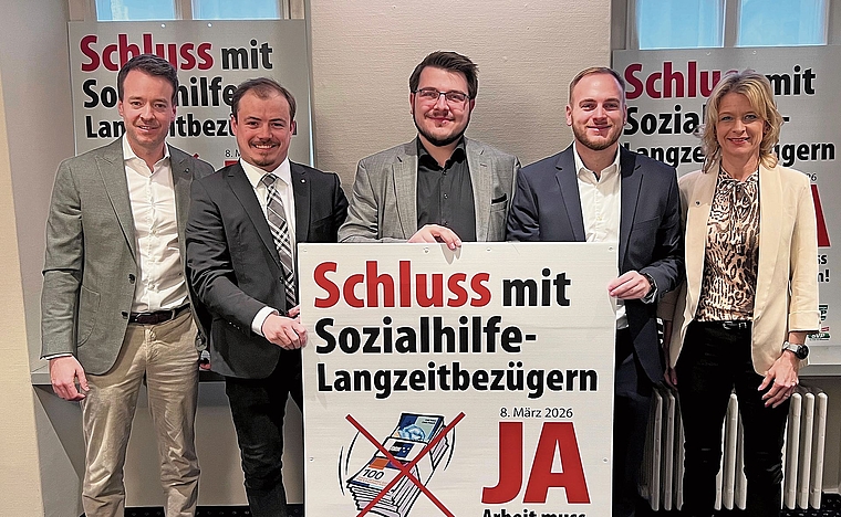 Kämpfen für eine Kürzung der Sozialhilfe bei Langzeitbezügern: (vl.) FDP-Grossrat Adrian Schoop, Joel Stutz, Vizepräsident JSVP Schweiz, Samuel Hasler, Präsident Initiativkomitee, Benjamin Blülle, Präsident JSVP Aargau, und SVP-Grossrätin Ni