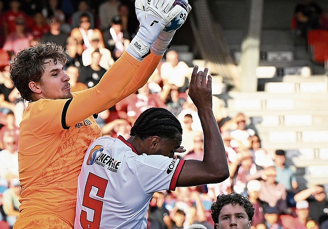 FCZ-Torhüter Silas Huber krallt sich einen Ball beim Gastspiel in Sion (1:1) am 19. September. In dieser Saison hat er im Tor des FC Zürich erst einmal verloren.Bild: Urs Lindt