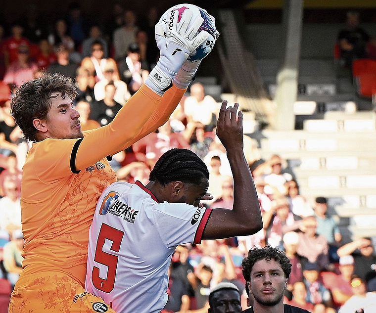 FCZ-Torhüter Silas Huber krallt sich einen Ball beim Gastspiel in Sion (1:1) am 19. September. In dieser Saison hat er im Tor des FC Zürich erst einmal verloren.Bild: Urs Lindt