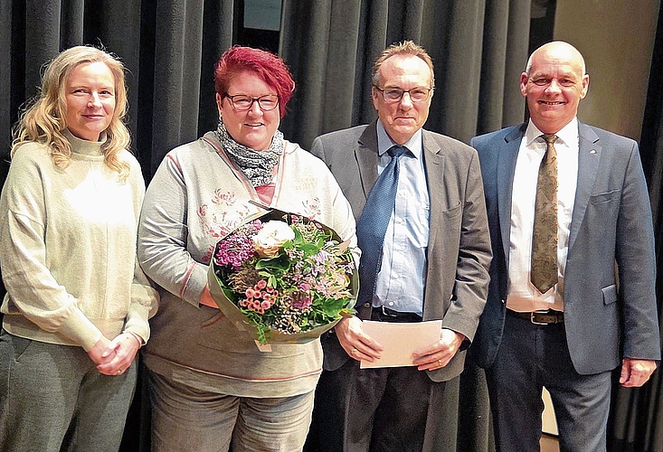 Gemeinderätin Beatrice Tschanz (links) und Gemeindeammann Daniel Zünd (rechts), verabschieden Andrea und Philippe Bally, der 16 Jahre im Gemeinderat amtete.