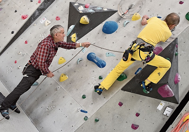 Paul Hunziker sichert seinen Kletterkollegen Ralph Schenk (82).Bild: RAN