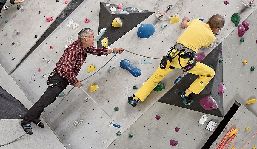 Paul Hunziker sichert seinen Kletterkollegen Ralph Schenk (82).Bild: RAN