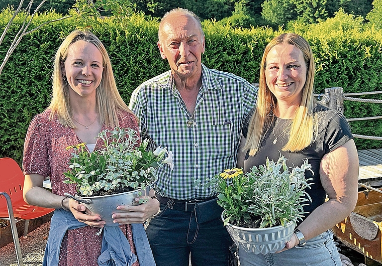 Jahrelang ein gutes Team: Werner Siegrist beschenkte zu seinem Abschied die beiden Gemeindeschreiber-Stellvertreterinnen Larissa Schweizer (links) und Nadja Wälti mit Blumen.