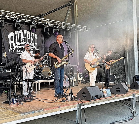 Rumpelstoff sorgte mit Schweizer Kultsongs und viel Spielfreude für einen energiegeladenen Auftakt. Rumpelstoff sorgte mit Schweizer Kultsongs und viel Spielfreude für einen energiegeladenen Auftakt.