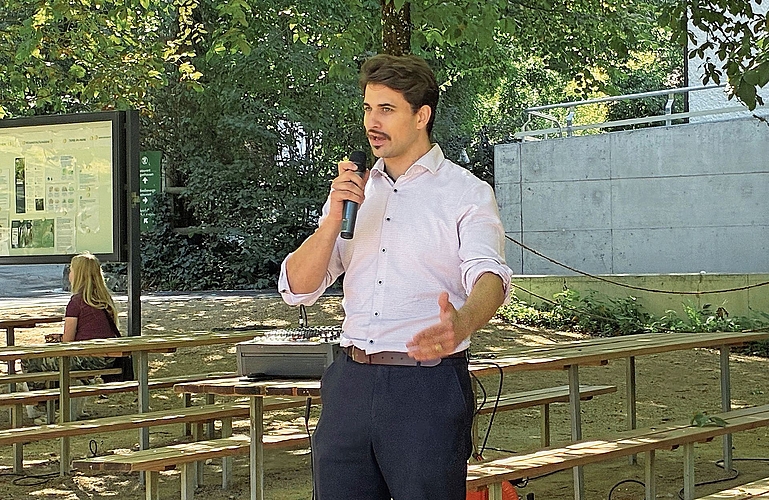 Betriebsleiter Liam Stofer begrüsst die Besucher.