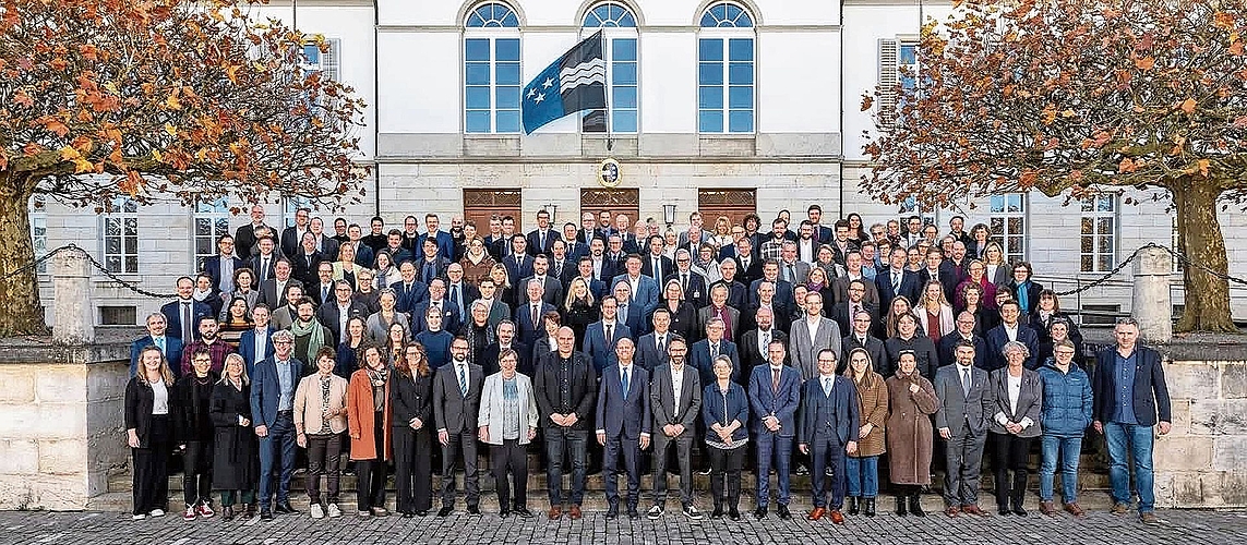 Als Abschiedsgeschenk erhielt Markus Gabriel ein Bild des gesamten Rates vor dem Grossratsgebäude.Bild: ZVG