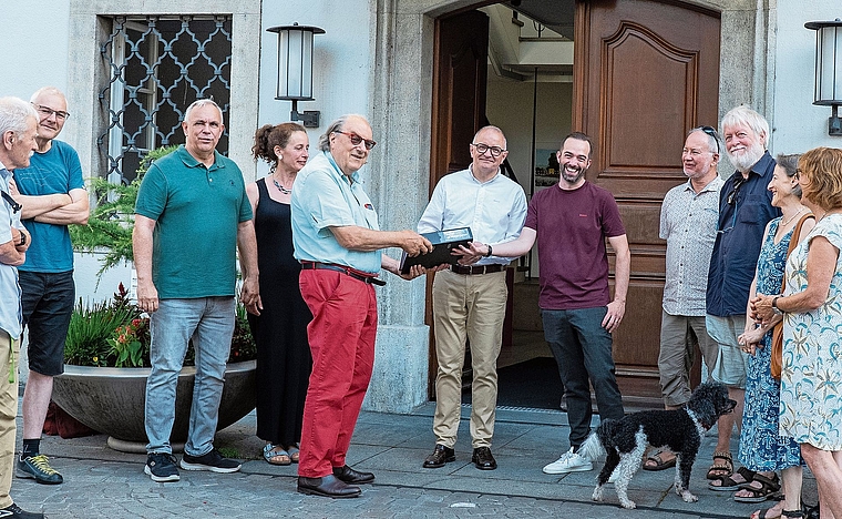 Leo Keller (rote Hose), Präsident des Vereins Rettet den Mitteldamm, überreicht Stadtpräsident Hanspeter Hilfiker und Stadtschreiber Marco Salvini die unterschriebenen Petitionen.Bild: ZVG