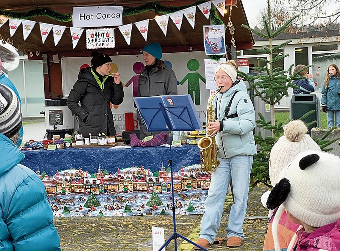 Eine junge Saxophonistin spielte am Stand von «Volunteers for Humanity» und sammelte Spenden.