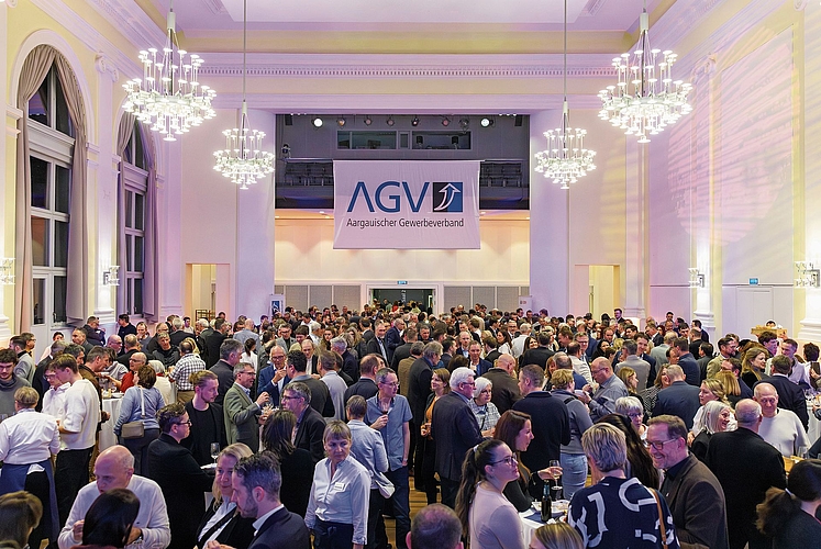 Gegen 700 Gäste nahmen am Neujahrsapéro des Aargauischen Gewerbeverbandes in Aarau teil, bei dem KI und die wirtschaftliche Entwicklung Deutschlands im Fokus standen. 