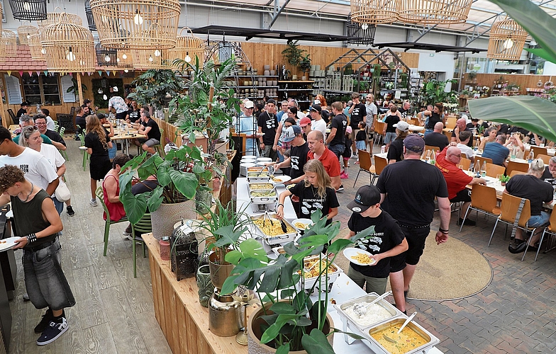 Mehr als 150 Personen durften sich am Buffet bedienen. Mehr als 150 Personen durften sich am Buffet bedienen.