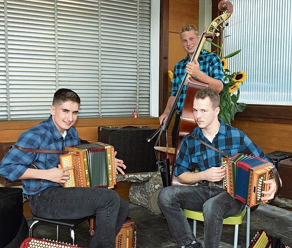 Das Ad-hoc-Ensemble Zmoos-Aegerter sorgte am Eröffnungstag für aufgelockerte Stimmung. Das Ad-hoc-Ensemble Zmoos-Aegerter sorgte am Eröffnungstag für aufgelockerte Stimmung.