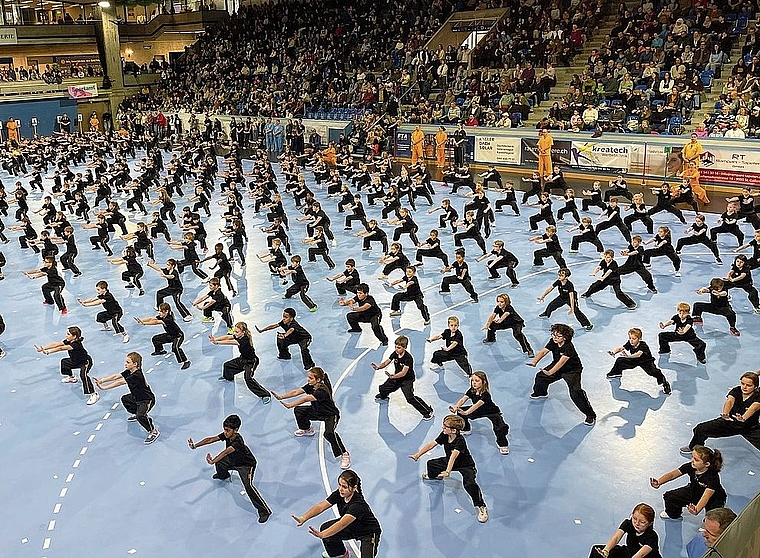 Eindrückliche Monumental-Aufstellung der Kinder in der Saalsporthalle.Bild: zvg