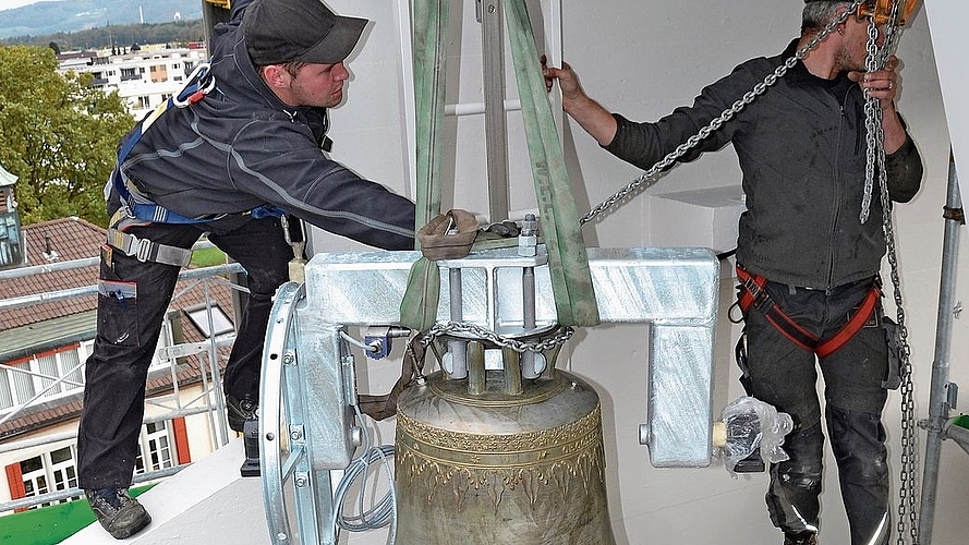 Glockenmontage in luftiger Höhe bei der Kirche HunzenschwilBilder: Rüetschi AG